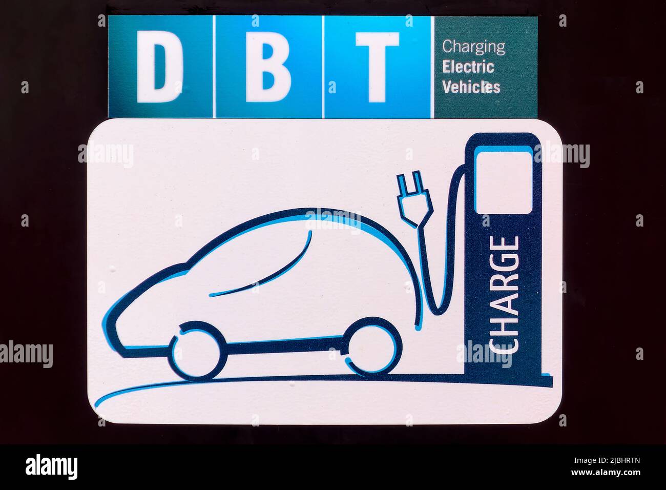 Warminster, Wiltshire, Regno Unito - Ottobre 12 2014: Un punto di ricarica DBT CEV Electric Vehicle Charging Point nel Warminster Central Car Park nel Wiltshire, Inghilterra, Regno Unito Foto Stock