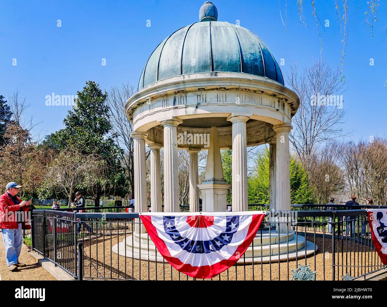 Un turista scatta una foto della tomba del presidente Andrew Jackson a casa di Jackson, l'Hermitage, 15 marzo 2018, a Nashville, Tennessee. Foto Stock
