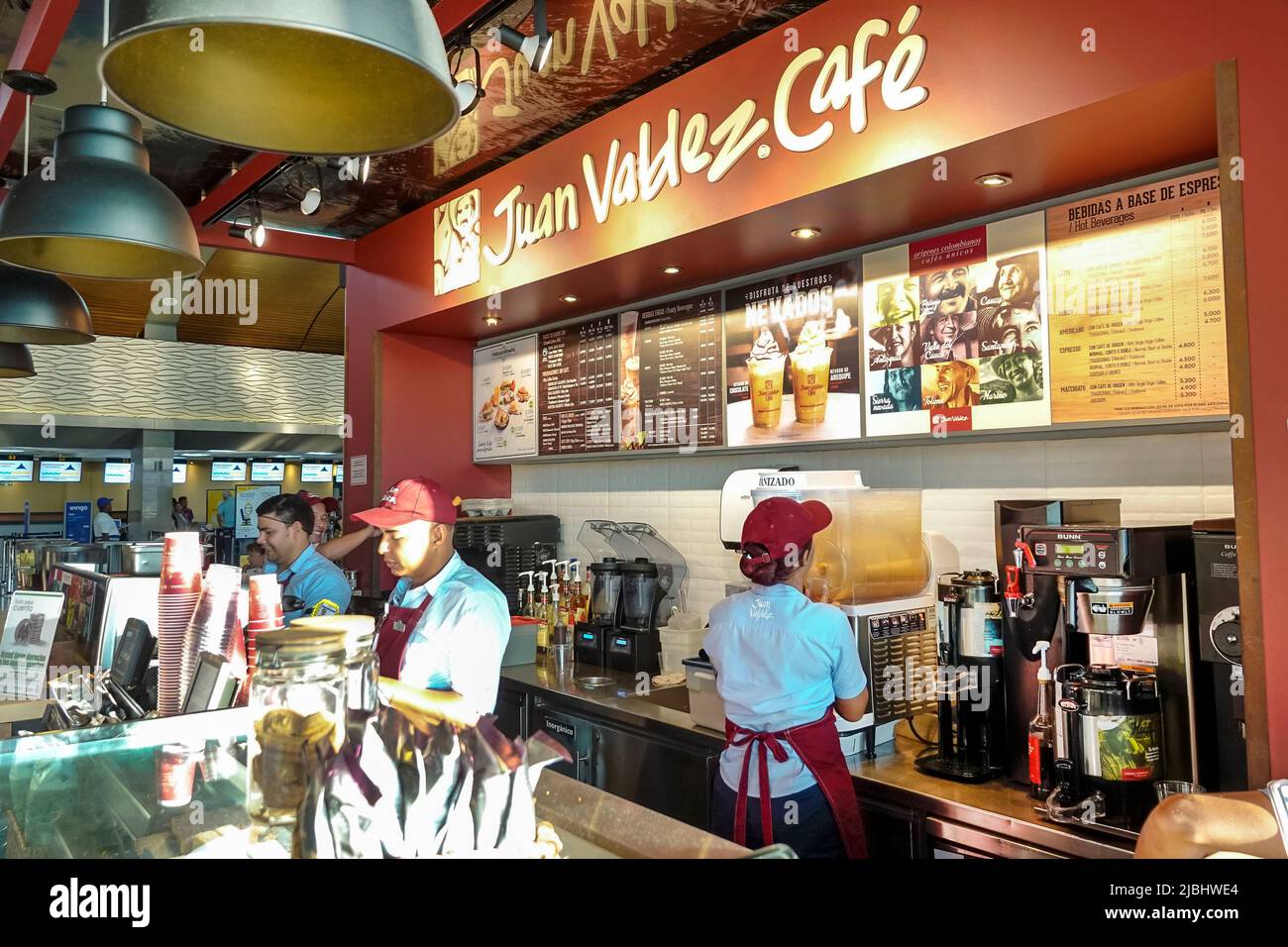 Cartagena Colombia, Aeropuerto Internacional Rafael Nunez Airport, terminal interno, Juan Valdez Café caffetteria, lavoratori ispanici baristi che lavorano Foto Stock