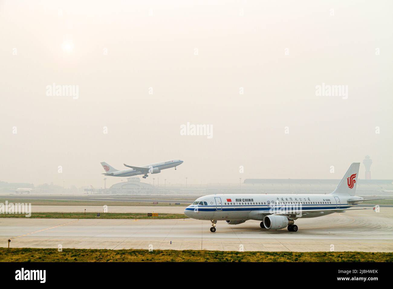 Pechino Cina, Cina Pechino capitale International Airport aereo commerciale aereo di linea aerea, inquinamento da smog Air China pista decollo volo di partenza Foto Stock