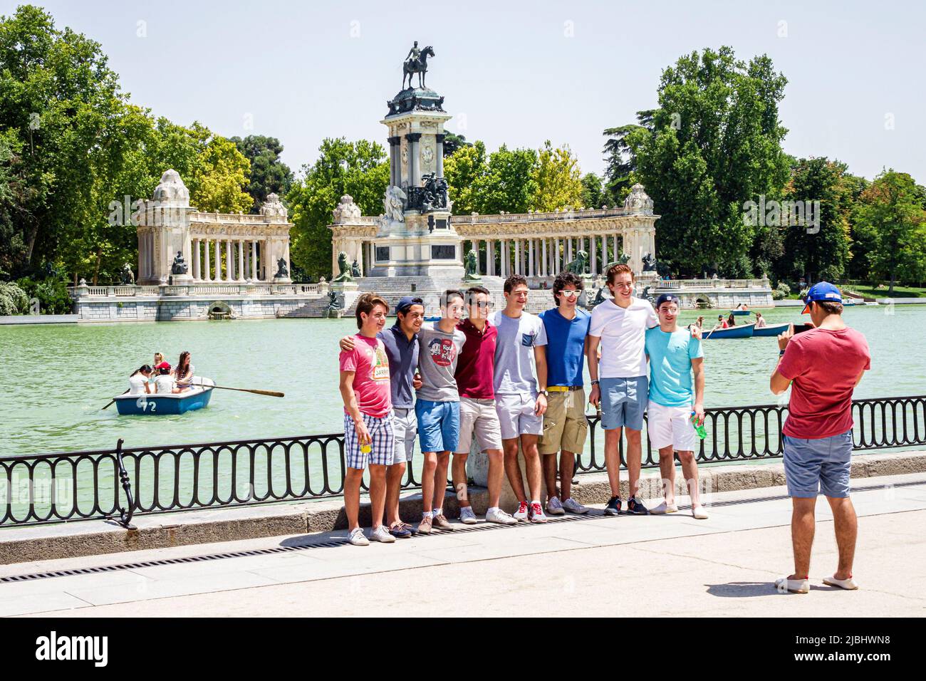 Madrid Spagna,Parque del Buen Retiro,Parco del Buen Retiro Estanque del Retiro stagno Re Alfonso XII monumento, amici in posa studenti ispanici ragazzi Foto Stock