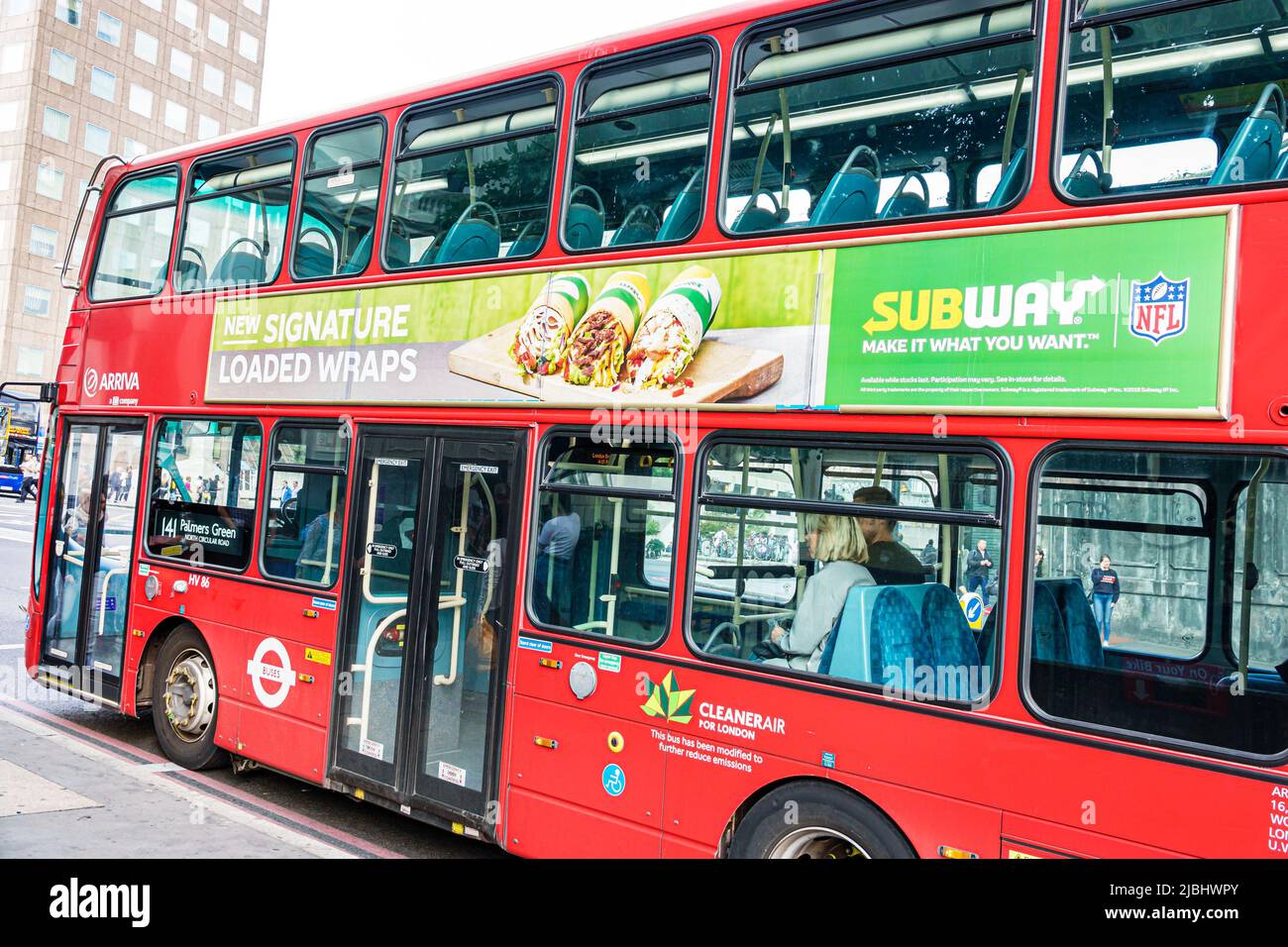 Londra Inghilterra, South Bank Southwark, Subway paninoteca, pubblicità rossa pubblicità autobus a due piani trasporti pubblici Foto Stock Londra Inghilterra, South Bank Southwark, Subway paninoteca, pubblicità rossa pubblicità autobus a due piani trasporti pubblici Foto Stock