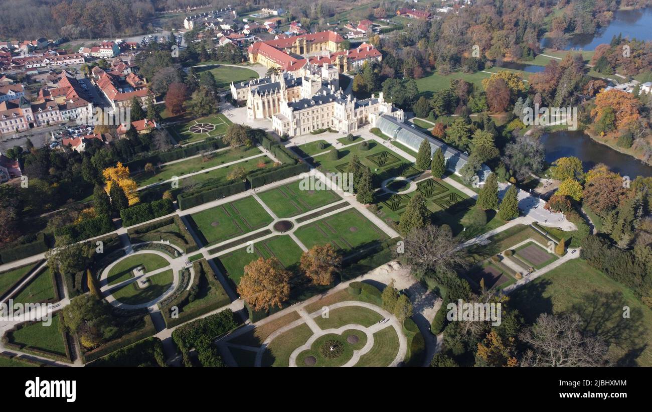 Castello da favola a Lednice, Repubblica Ceca. Il paesaggio culturale di Lednice-Valtice è patrimonio mondiale dell'UNESCO Foto Stock