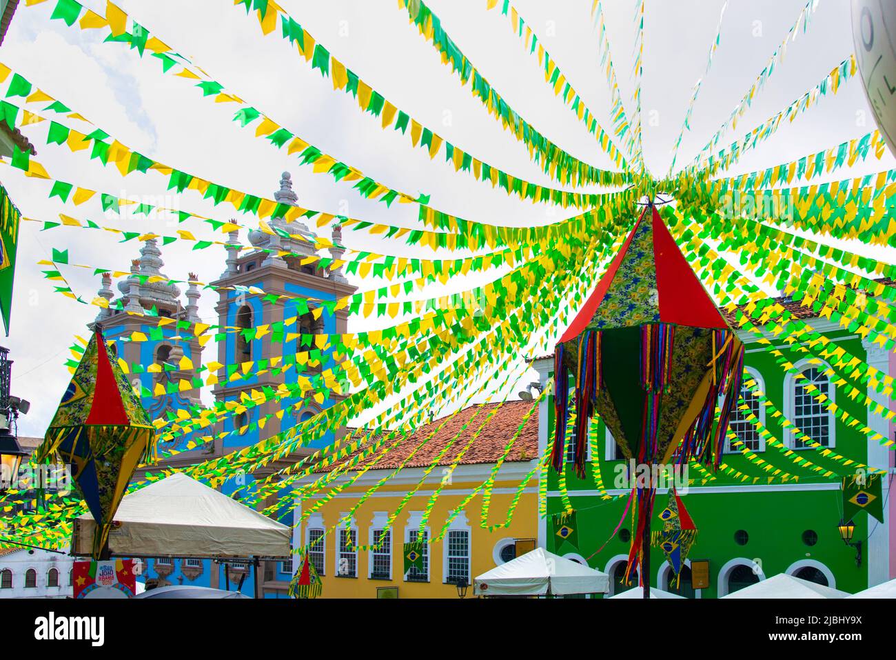 Salvador, Bahia, Brasile - 22 giugno 2019: Decorazione della colonna, Sao Joao Festival, Centro storico di Salvador, Bahia. Foto Stock