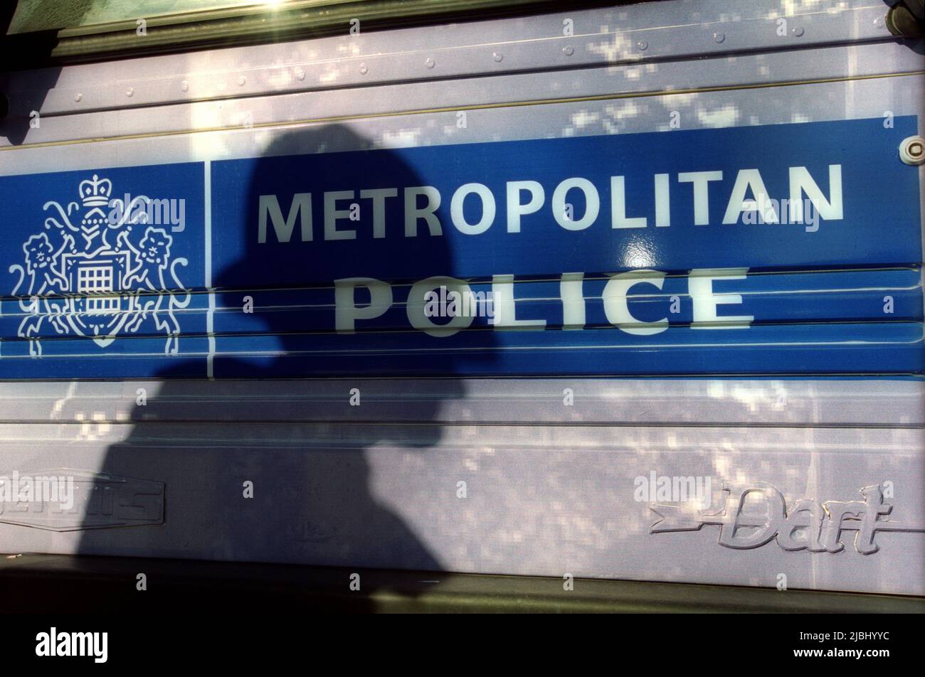 Sillohette ombra di poliziotto incontrato contro badge Metropolitan polizia Foto Stock
