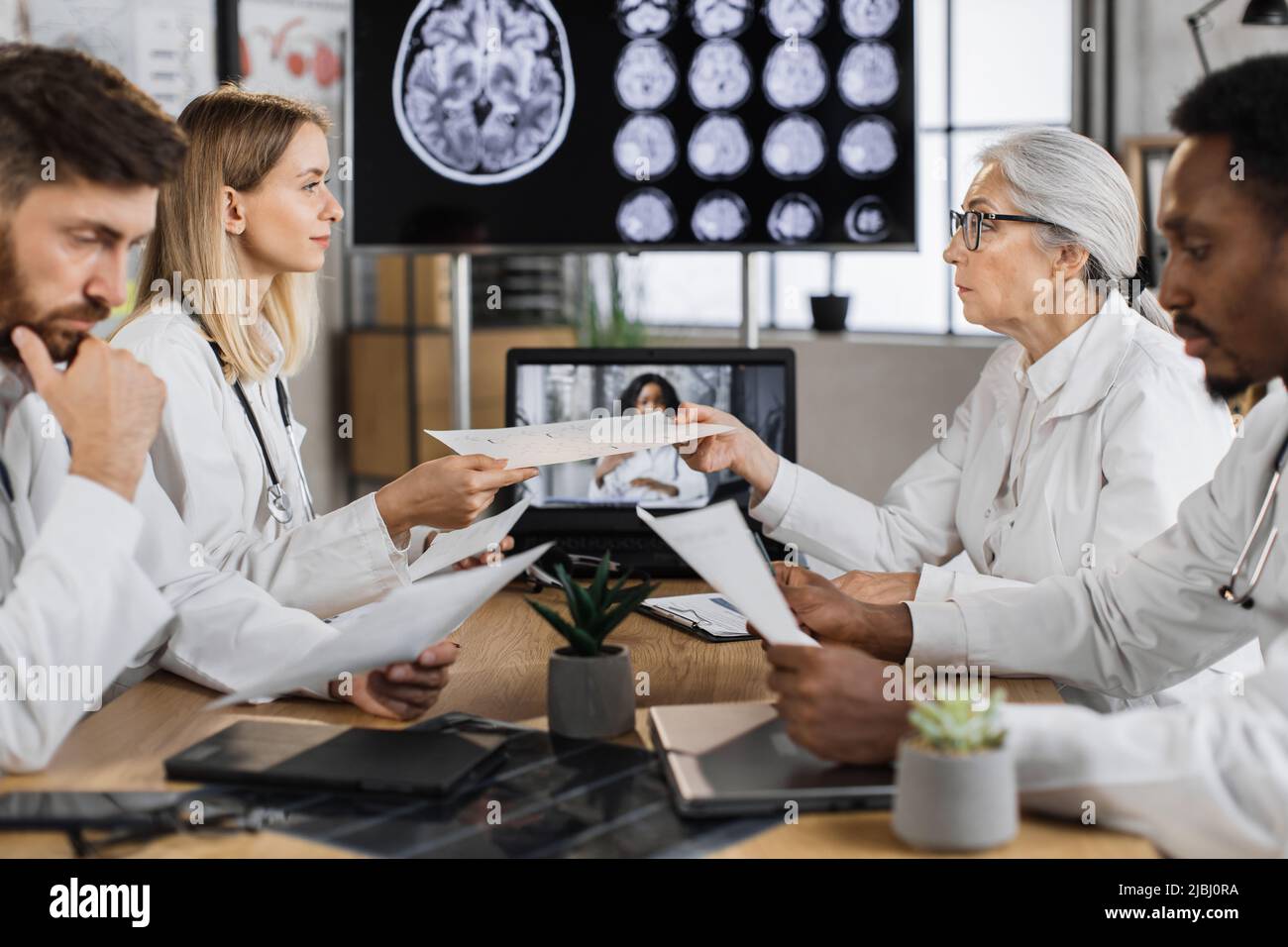 Concentratevi su due diverse età di scienziati femminili che condividono l'elenco delle presentazioni durante l'incontro nel laboratorio moderno. Ricercatori multiculturali esperti mak Foto Stock