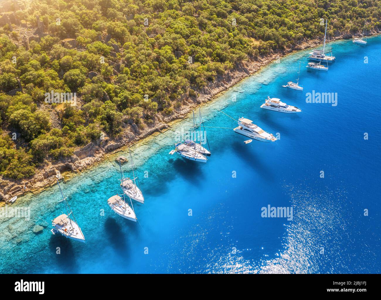 Vista aerea di splendidi yacht, barche sulla baia del mare al tramonto Foto Stock