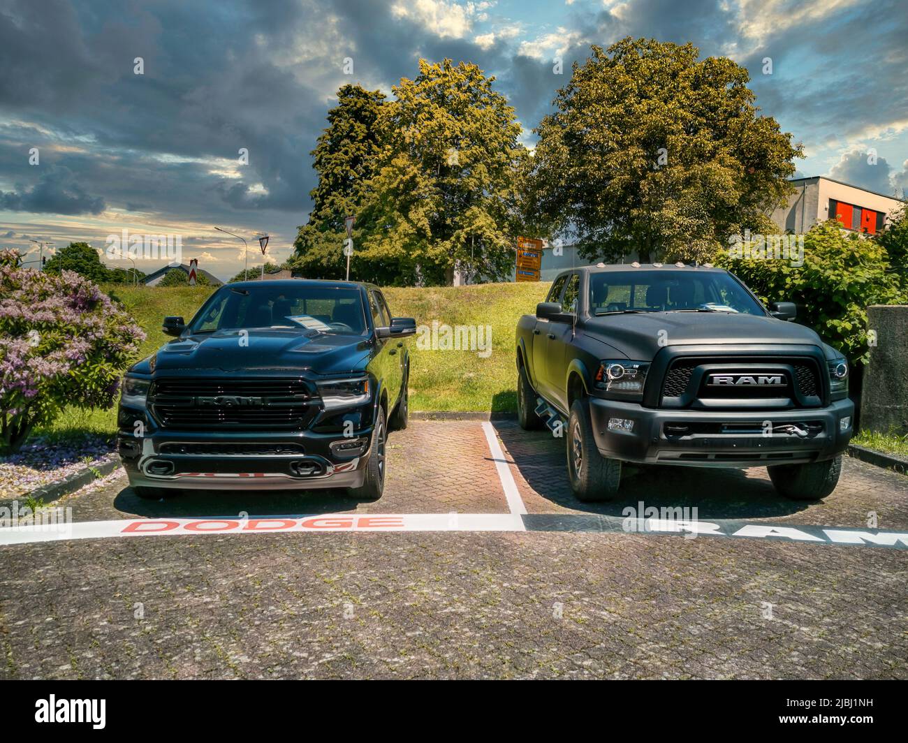 Gummersbach, Germania - 13 giugno 2021: Due camion Dodge RAM pickup sono in vendita presso una concessionaria di automobili a Gummersbach. Foto Stock Gummersbach, Germania - 13 giugno 2021: Due camion Dodge RAM pickup sono in vendita presso una concessionaria di automobili a Gummersbach. Foto Stock