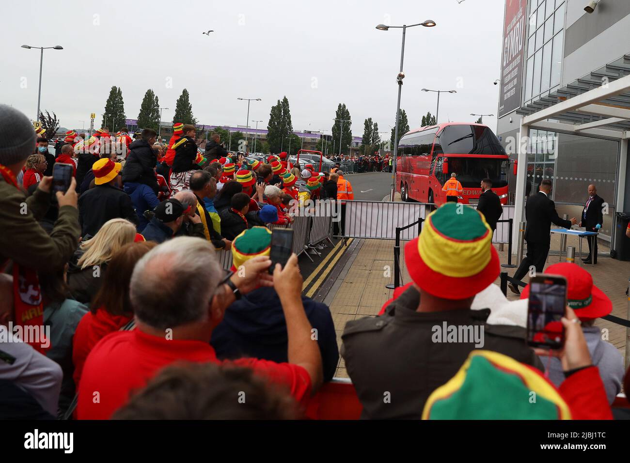 Cardiff, Regno Unito. 05th giugno 2022. Gli appassionati di calcio del Galles guardano mentre il bus della squadra del Galles arriva prima della partita. Finale della Coppa del mondo FIFA 2022, Galles contro Ucraina allo stadio di Cardiff, nel Galles del Sud, domenica 5th giugno 2022. Solo per uso editoriale. pic by Andrew Orchard/Andrew Orchard SPORTS photography/Alamy Live News Credit: Andrew Orchard SPORTS photography/Alamy Live News Foto Stock