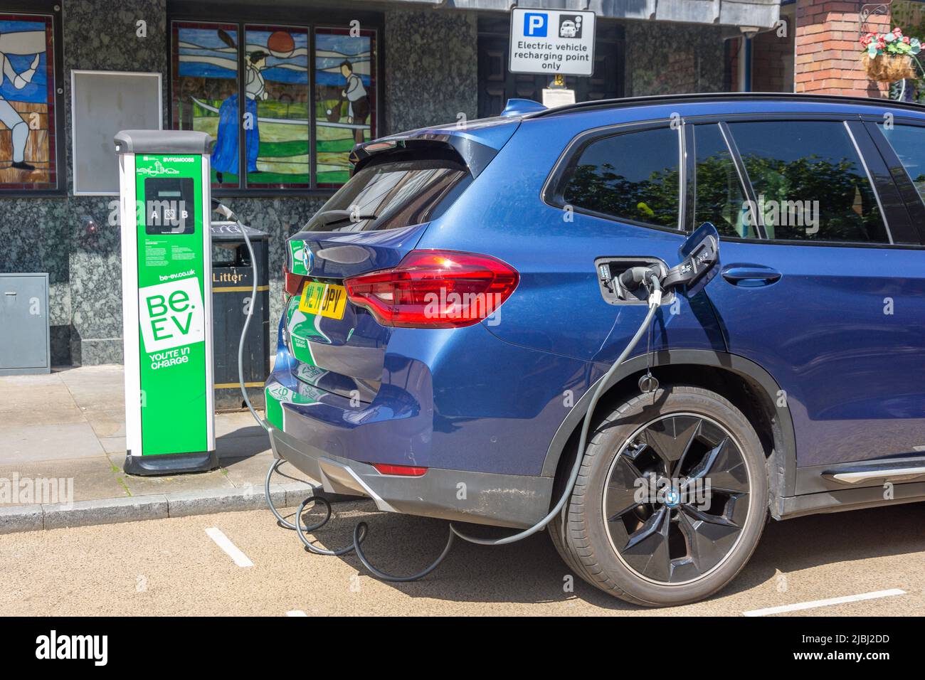 Punto di ricarica dei veicoli elettrici, St Petersgate, Stockport, Greater Manchester, Inghilterra, Regno Unito Foto Stock
