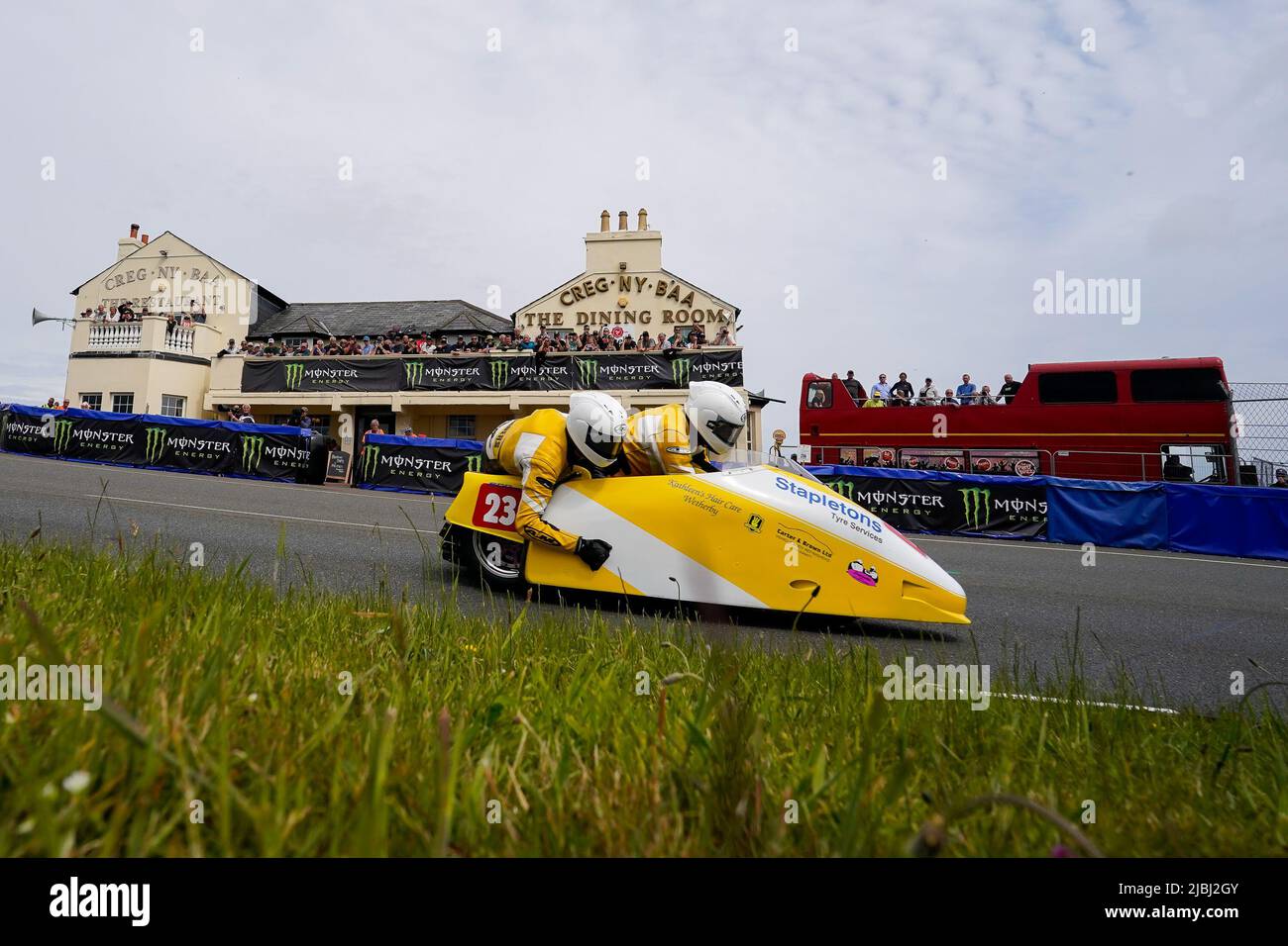 Douglas, isola di Man. 19th Jan 2022. John Saunders/James Saunders (600 Shelbourne Suzuki) in rappresentanza del team Saunder Racing durante la 3Wheeling.Media Sidecar TT Race all'Isola di Man, Douglas, Isola di Man il 6 giugno 2022. Foto di David Horn/prime Media Images Credit: Prime Media Images/Alamy Live News Foto Stock