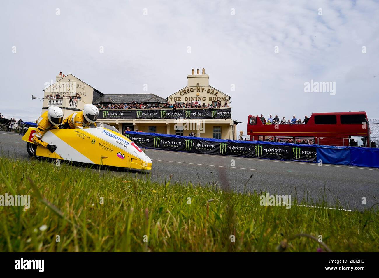 Douglas, isola di Man. 19th Jan 2022. John Saunders/James Saunders (600 Shelbourne Suzuki) in rappresentanza del team Saunder Racing durante la 3Wheeling.Media Sidecar TT Race all'Isola di Man, Douglas, Isola di Man il 6 giugno 2022. Foto di David Horn/prime Media Images Credit: Prime Media Images/Alamy Live News Foto Stock