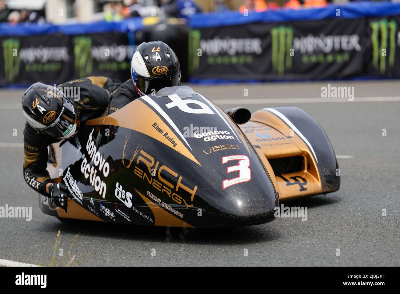 Douglas, isola di Man. 19th Jan 2022. Tim Reeves/Kevin Rousseau (600 LCR Yamaha) in rappresentanza DEL TEAM RICH Energy Bonovo Action Racing durante la 3Wheeling.Media Sidecar TT Race all'Isola di Man, Douglas, Isola di Man il 6 giugno 2022. Foto di David Horn/prime Media Images Credit: Prime Media Images/Alamy Live News Foto Stock