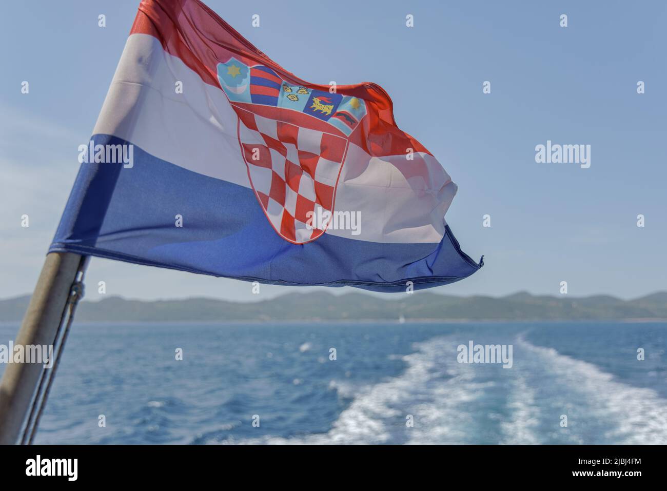 La bandiera croata soffia nel vento Foto Stock