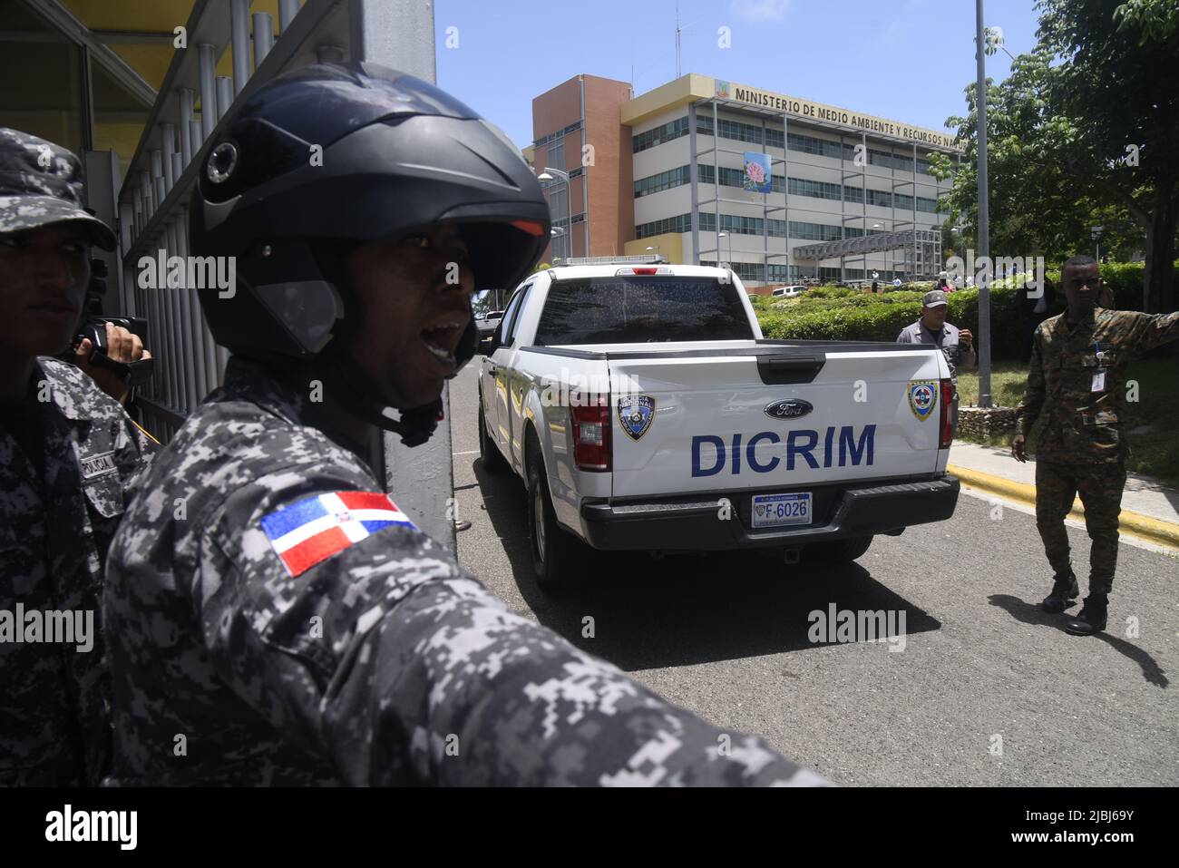 Santo Domingo, Repubblica Dominicana. 06th giugno 2022. Le forze di sicurezza sono schierate presso il Ministero dell'ambiente dopo che il Ministro dell'ambiente Mera è stato ucciso nel suo ufficio. Credit: Pedro Bazil/dpa/Alamy Live News Foto Stock