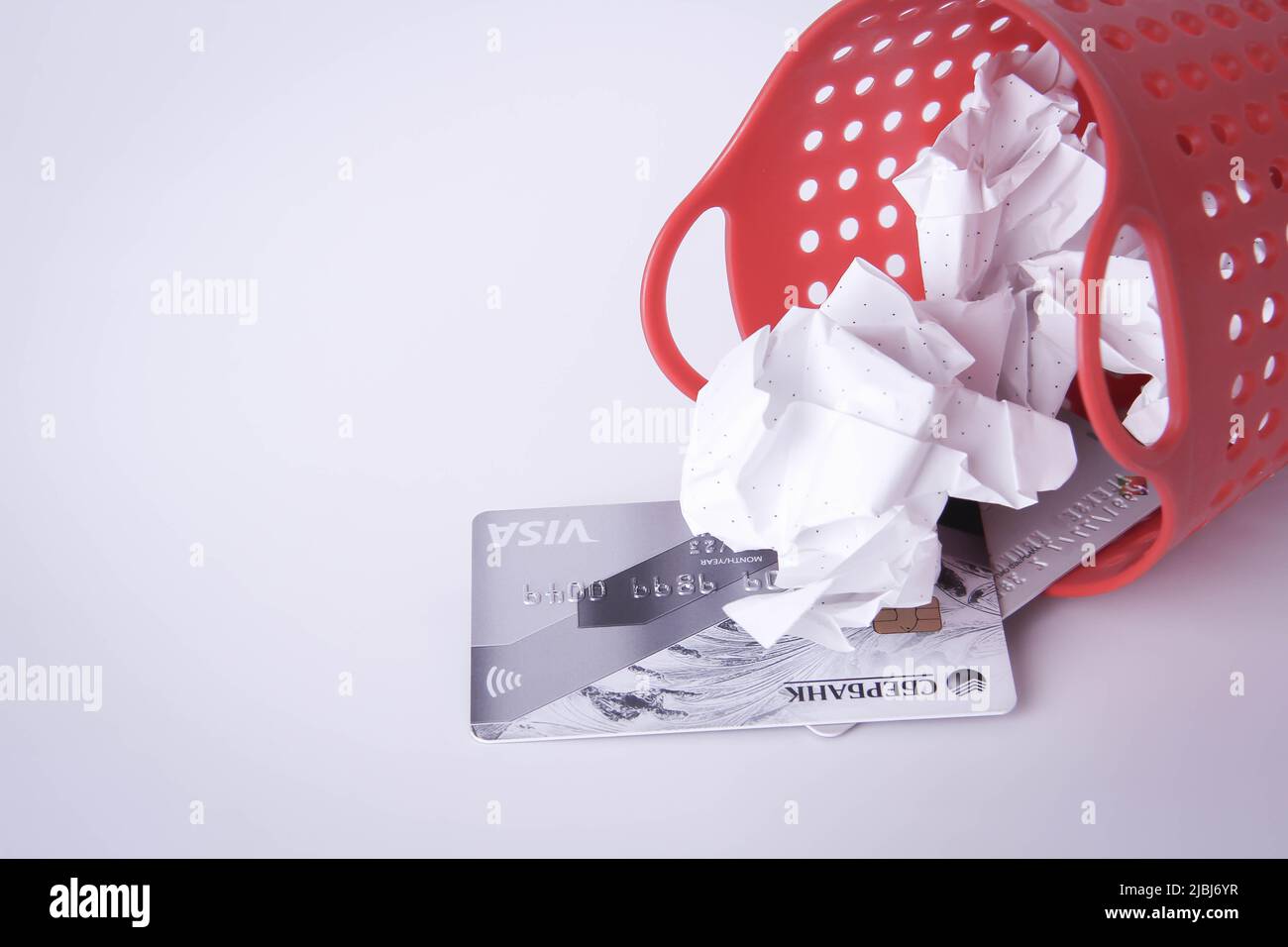 Carta bancaria nel cestino. Annullamento del sistema di pagamento. Passaggio ad un'altra forma di pagamento. Ricezione dei pagamenti. Foto Stock