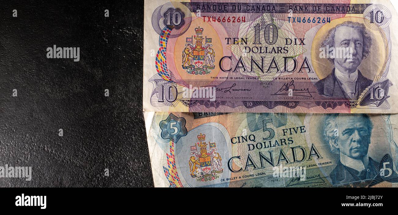 Toronto, Canada - Ottobre 30. 2021: Banconote in dollari canadesi, vecchie fatture provenienti dal Canada. Denaro storico e contanti dal Canada Foto Stock