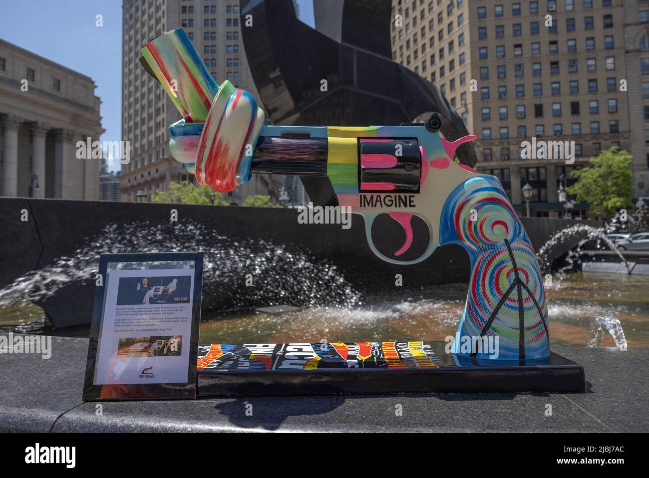 NEW YORK, N.Y. – 4 giugno 2022: Il progetto di Ringo Starr della “non violenza” di Carl Fredrik Reuterswärd, nota anche come “la pistola annodata”. Foto Stock