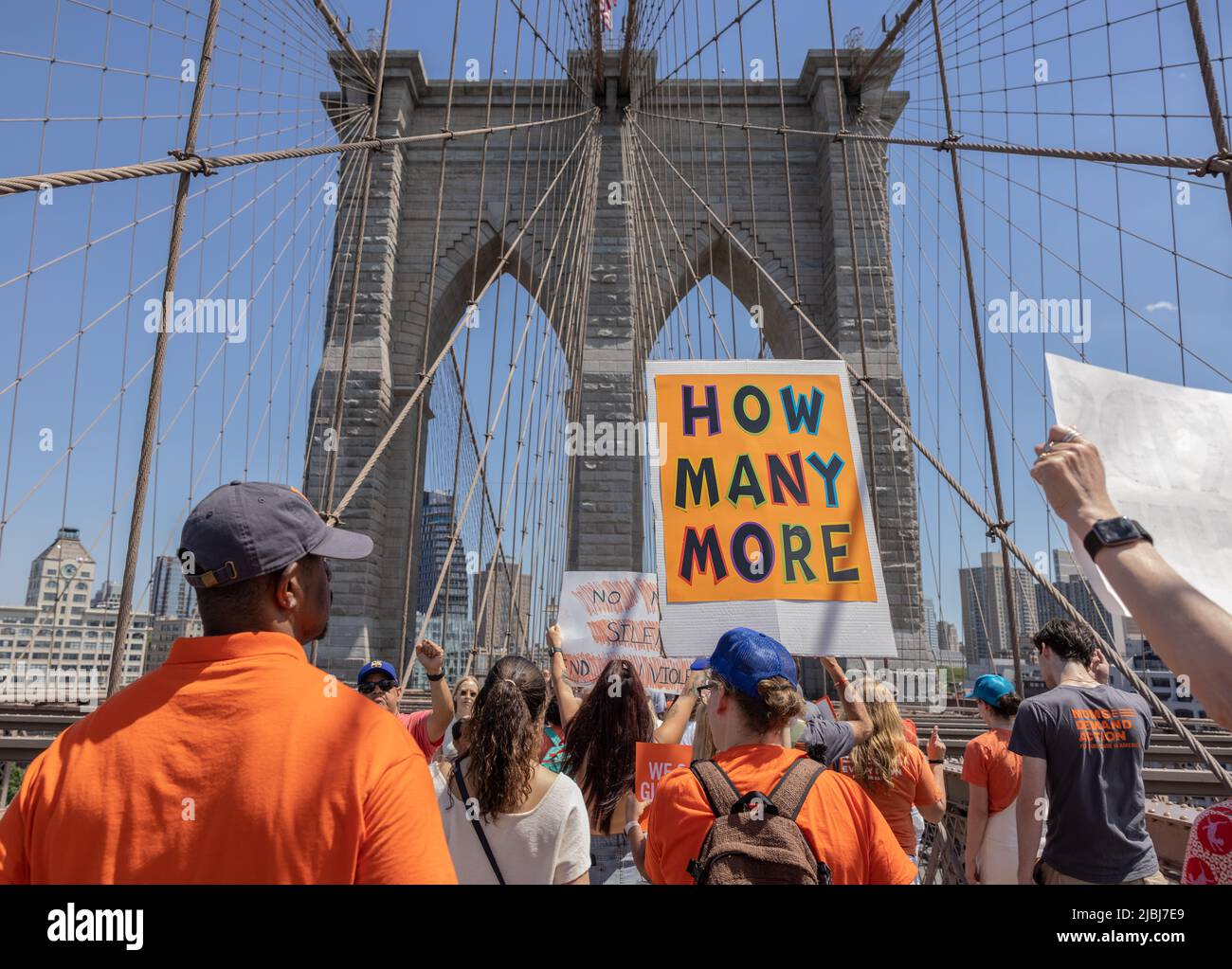 NEW YORK, N.Y. – 4 giugno 2022: I manifestanti di prevenzione della violenza delle armi attraversano il ponte di Brooklyn. Foto Stock