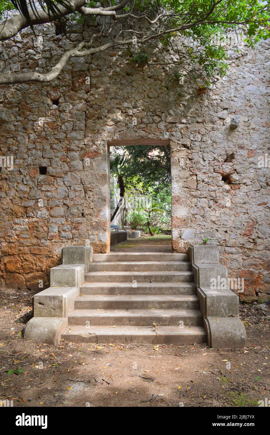 ingresso in pietra nel parco Foto Stock