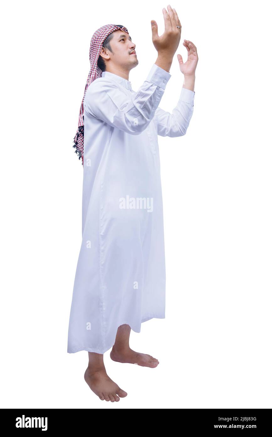 Uomo musulmano con keffiyeh con le mani alzate agale e pregare isolato su sfondo bianco Foto Stock