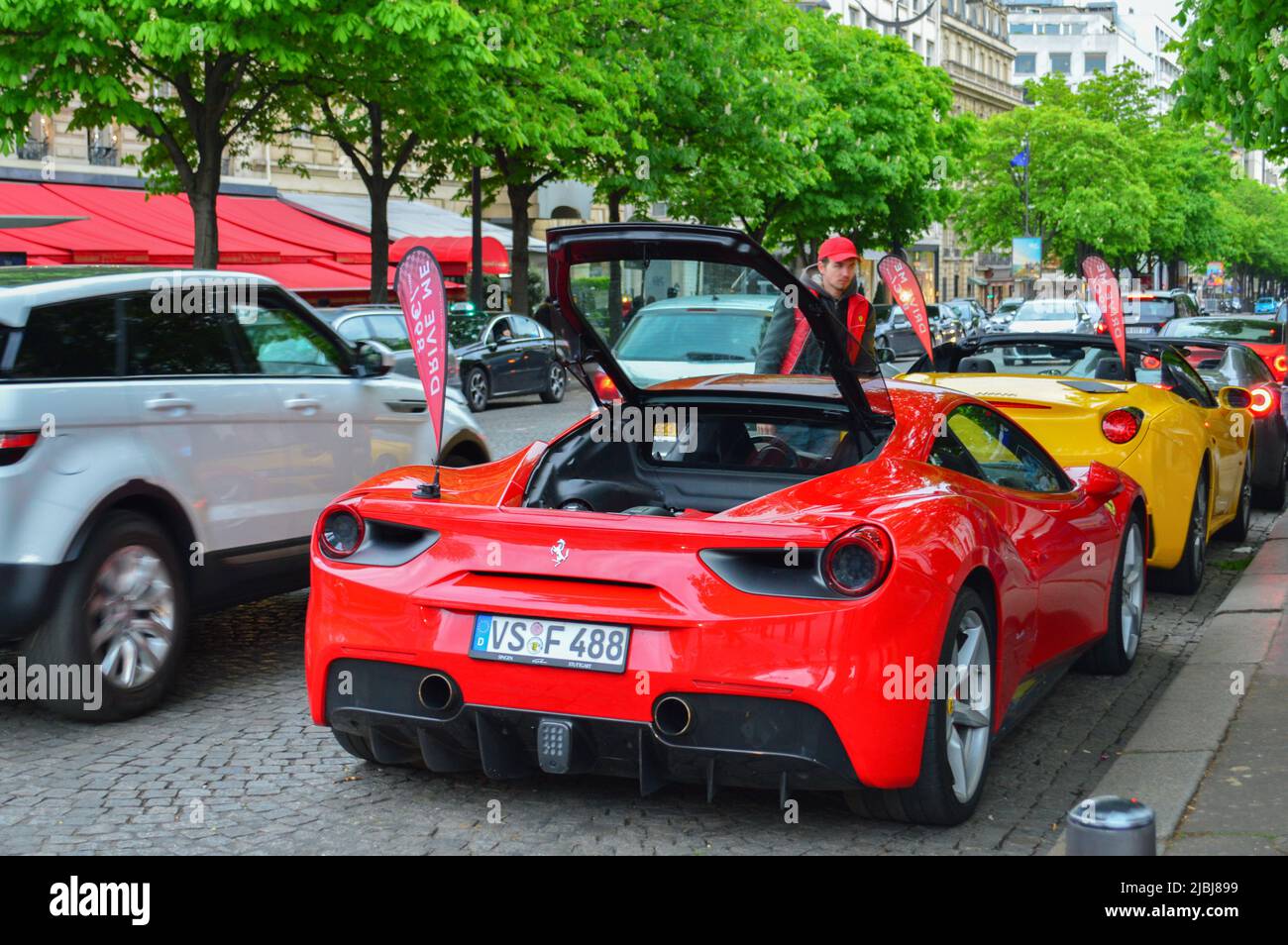 auto sportive in strada Foto Stock