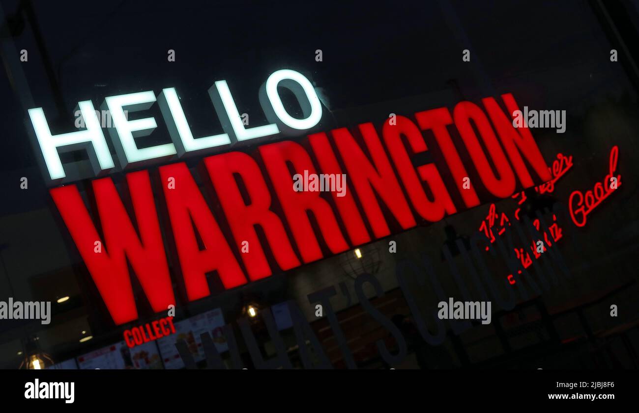 Cartello al neon KFC Latchford, Hello Warrington, Kingsway South, Latchford, Warrington, Cheshire, Inghilterra, Regno Unito, WA4 1LT Foto Stock