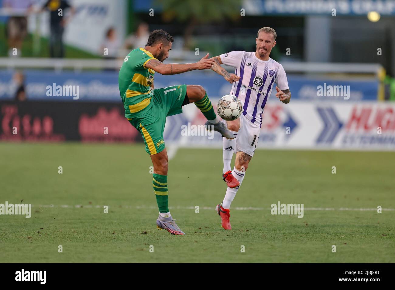 San Pietroburgo, FL: Tampa Bay Rowdies midfielder Leo Fernandes (11) e Louisville City FC midfielder Corben Bone (13) battaglia per la palla sciolta durin Foto Stock