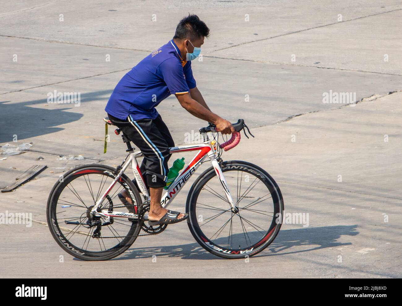 SAMUT PRAKAN, THAILANDIA, 28 2022 FEBBRAIO, un giro uomo in bicicletta in strada città. Foto Stock