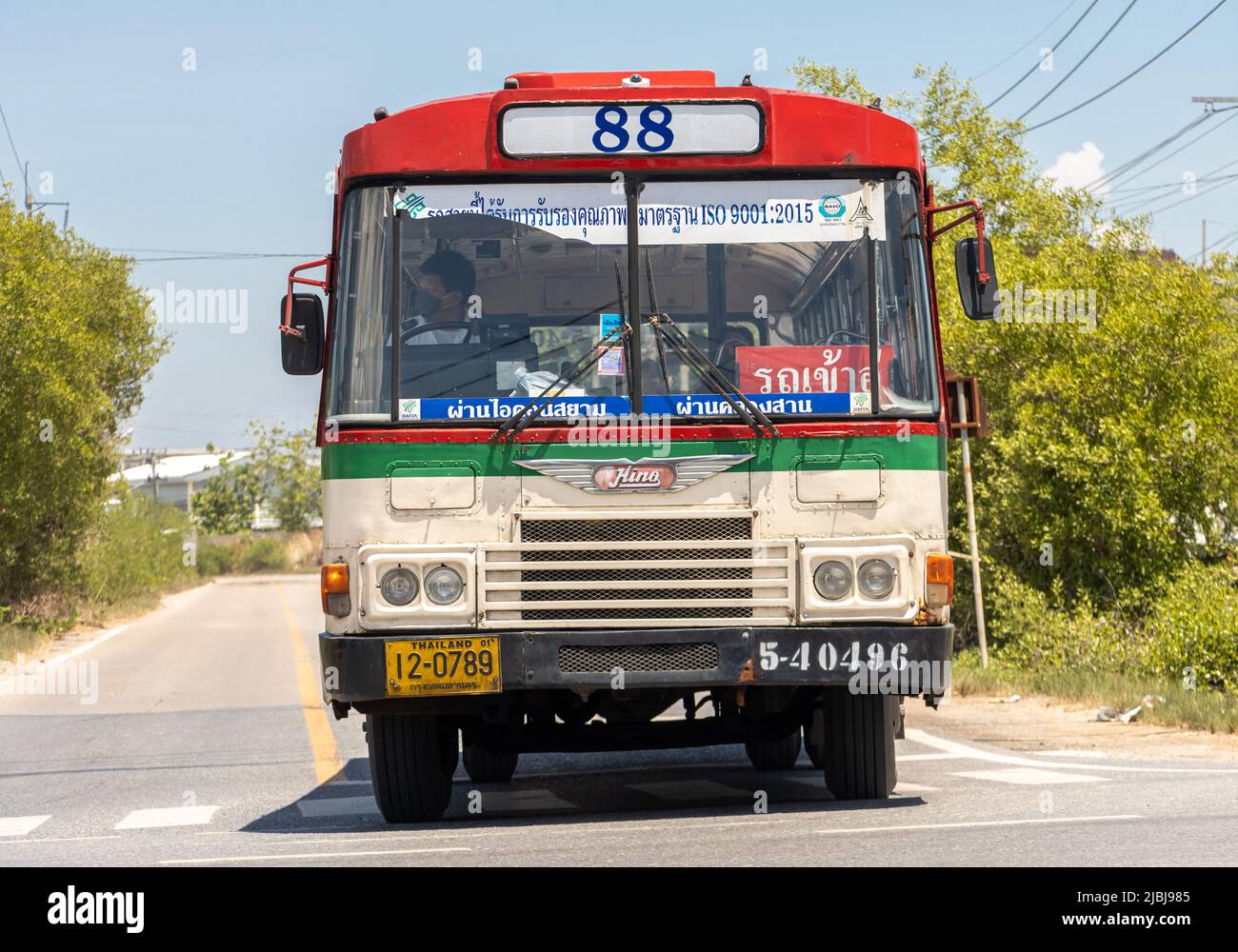 BANGKOK, THAILANDIA, MARZO 27 2022, Un autobus si trova a un incrocio nella periferia di Bangkok Foto Stock