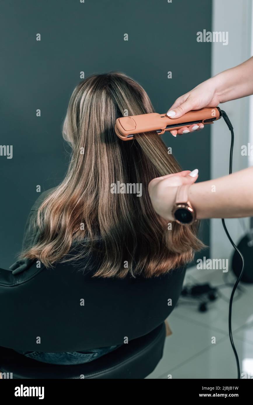 Ferro da stiro per capelli che raddrizzano il salone di bellezza spa. Foto di alta qualità Foto Stock