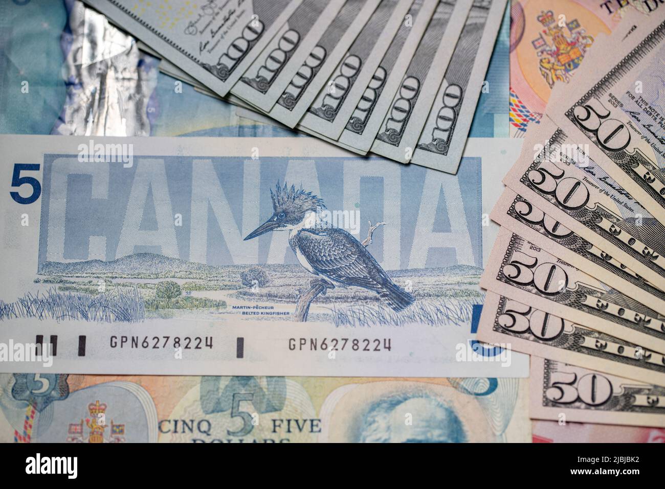Toronto, Canada - Ottobre 30. 2021: Dollaro canadese con banconote in dollari USA. Trading Concept of Canada and USA Foto Stock