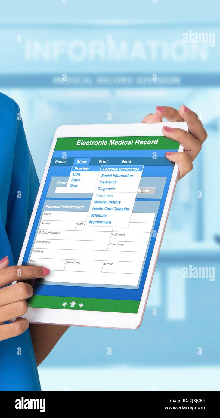 Foto verticale di una persona che tiene una tavoletta elettronica che mostra il record medico in bianco con il tono blu del contatore delle pubbliche relazioni dell'ospedale in backgroun Foto Stock