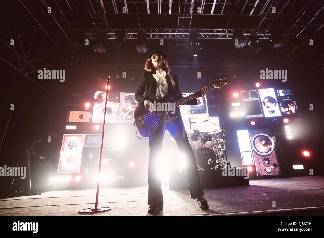 Victoria De Angelis suona sul palco con la band is Maneskin all'Atlantico di Roma Foto stock Alamy