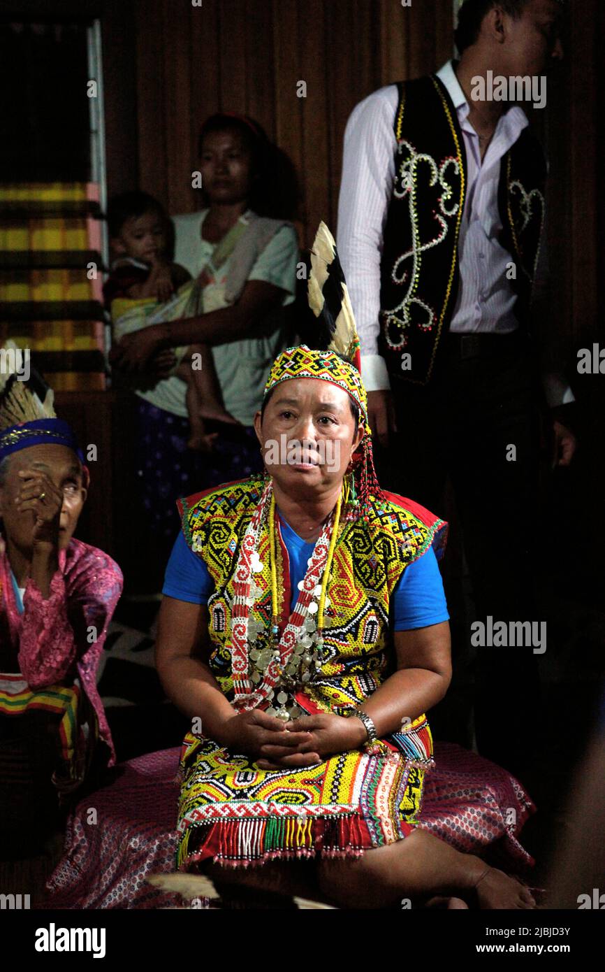 Ritratto di una donna in abbigliamento tradizionale come lei accoglie gli ospiti durante un evento ecoturismo al Bali Gundi Longhouse della comunità tradizionale Dayak Taman a Sibau Hulu, Putussibau Utara, Kapuas Hulu, West Kalimantan, Indonesia. Foto Stock