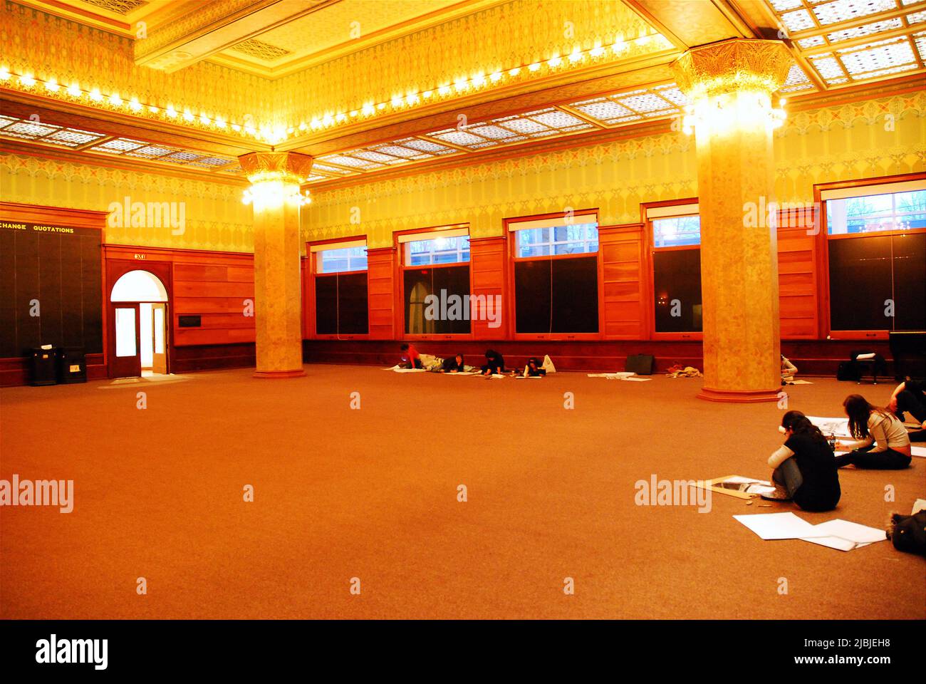 Gli studenti fanno una pausa e si rilassano al piano originale della Borsa di Chicago, ora parco dell'Art Institute di Chicago Foto Stock