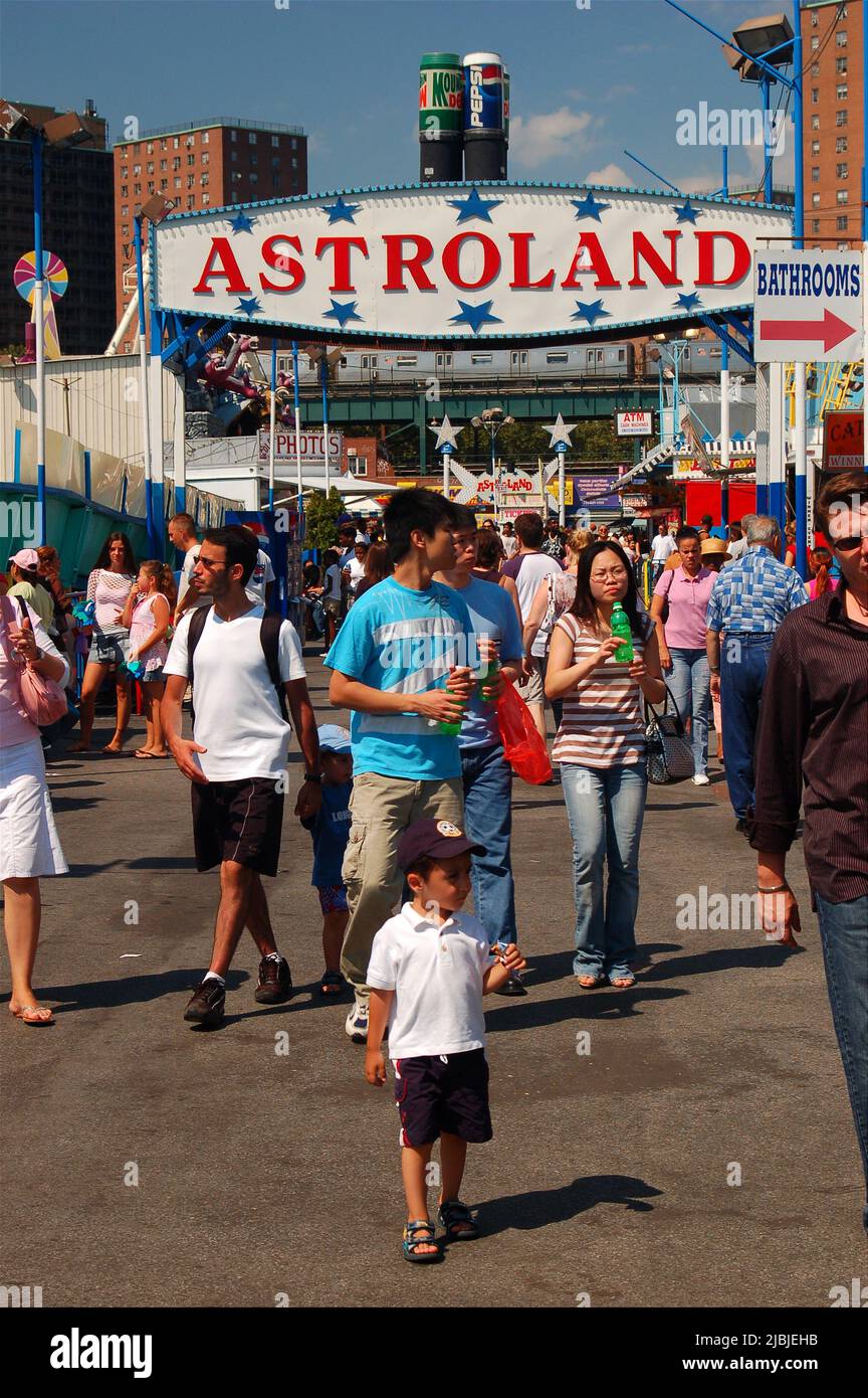 Le famiglie potranno godersi una giornata estiva di sole passeggiando attraverso l'originale AstroLand, un ex parco divertimenti sul lungomare di Coney Island, Brooklyn, New York Foto Stock