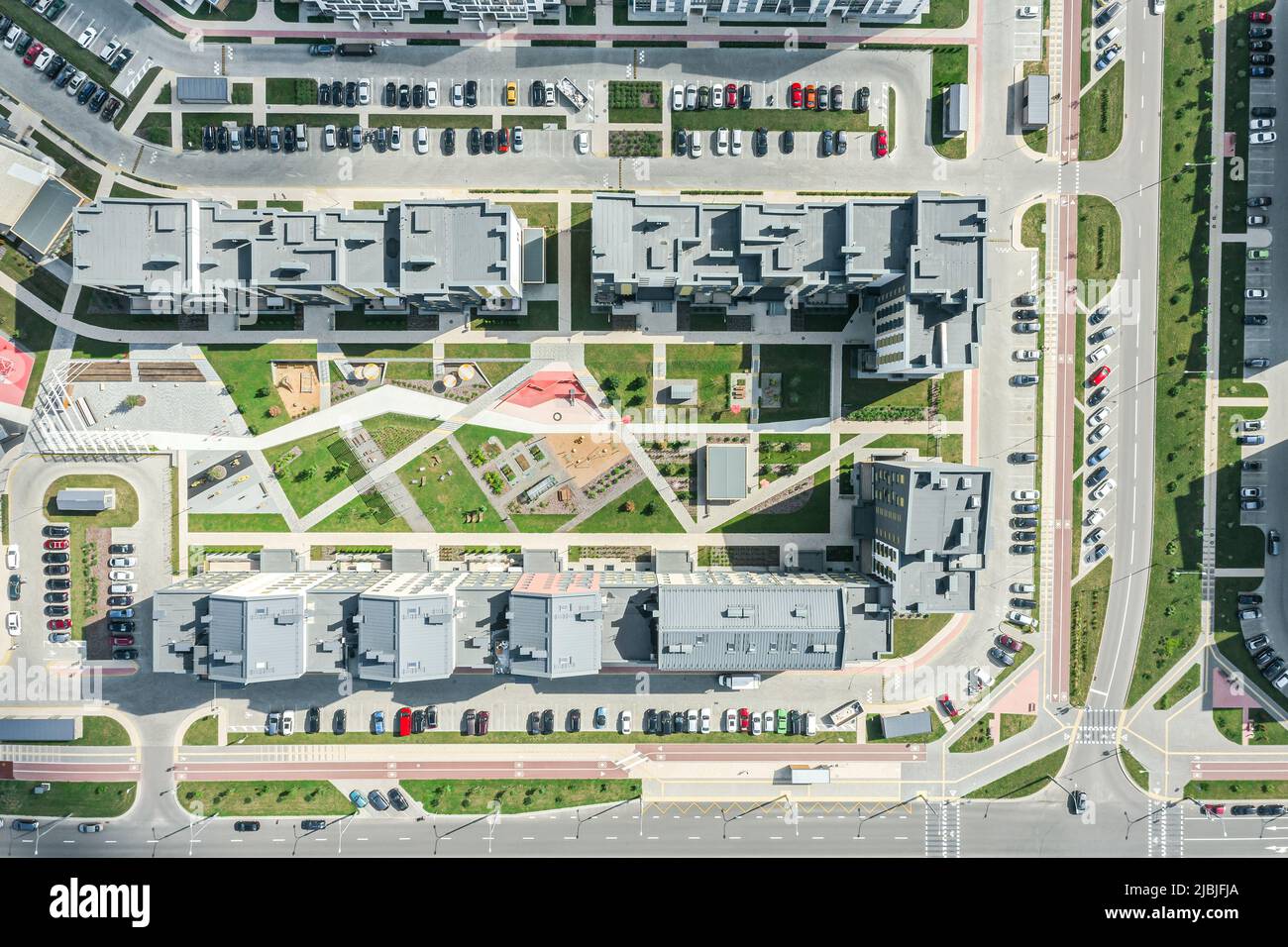 appartamenti in zona residenziale. parchi giochi, auto, parcheggi, strade urbane. vista dall'alto aerea. Foto Stock