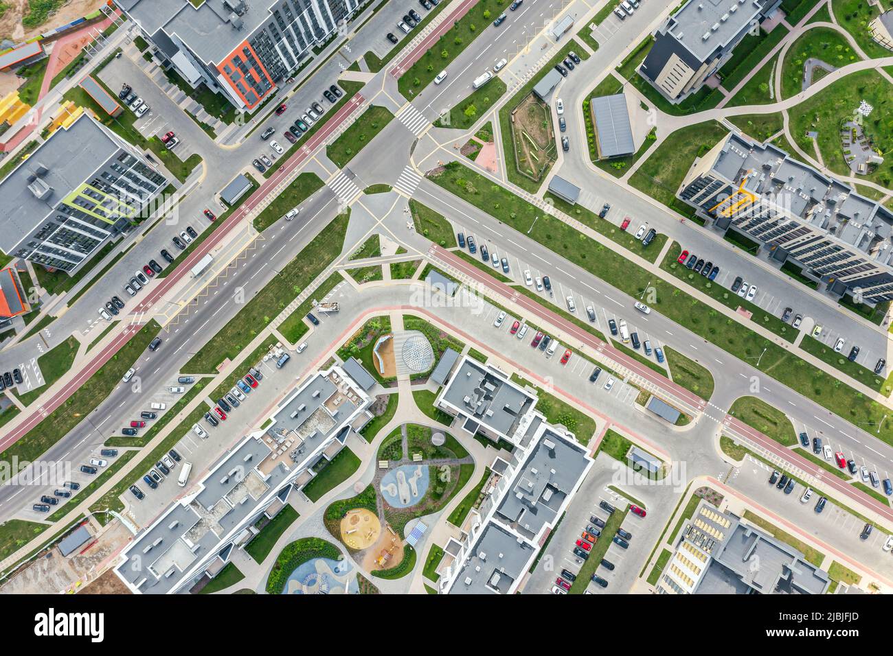 area residenziale con moderni edifici di appartamenti, parcheggi, auto, parchi giochi. vista dall'alto aerea. Foto Stock