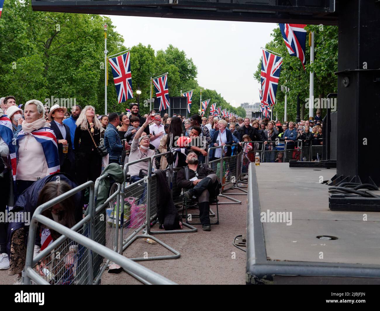Londra, Grande Londra, Inghilterra, 04 2022 giugno: Concerto Jubilee al Mall. La folla guarda il concerto su uno dei grandi schermi con Union Jacks che vola. Foto Stock