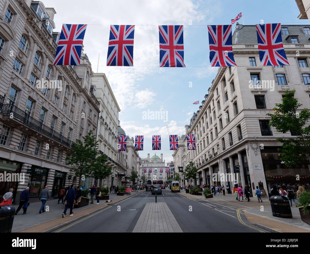 Londra, Greater London, Inghilterra, giugno 04 2022: Regent Street St James è piena di Union Jacks guardando verso Piccadilly Circus. Foto Stock