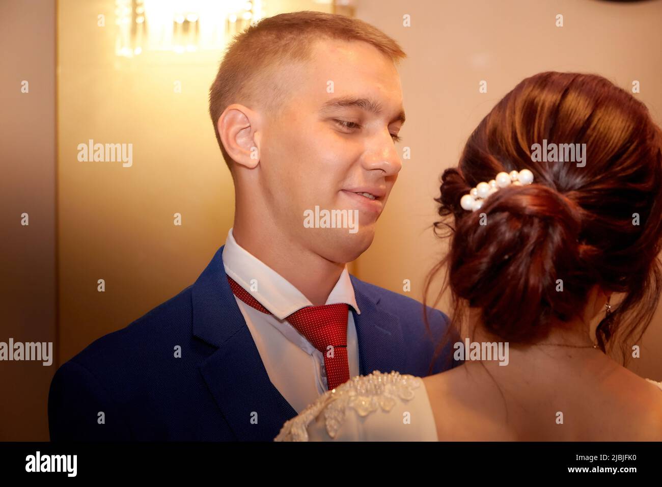 La sposa e lo sposo durante la bella cerimonia di matrimonio presso l'ufficio di registro in Russia. Il concetto di amore e famiglia Foto Stock