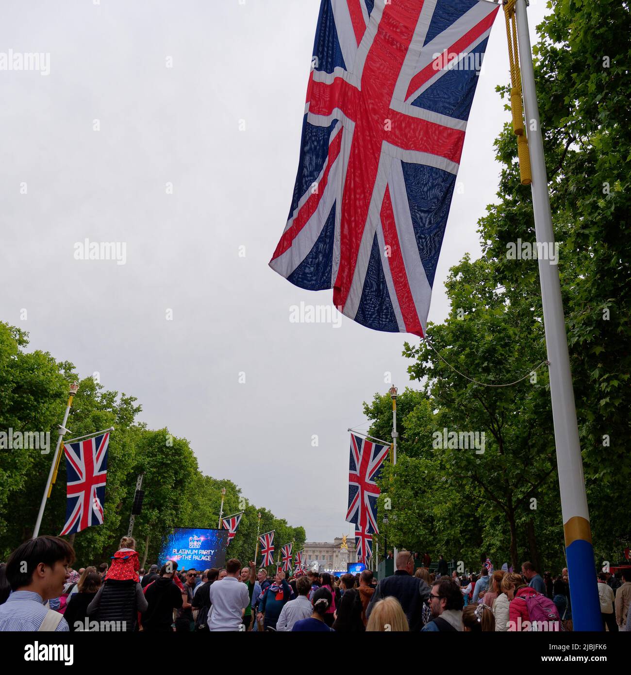 Londra, Greater London, Inghilterra, 04 2022 giugno: Folle sul Mall durante il Concerto Jubilee, Union Jacks Fly e Buckingham Palace è alle spalle. Foto Stock