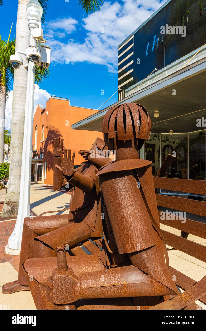 Metal Sculpture su First Street, River District, Fort Myers, Florida, USA Foto Stock