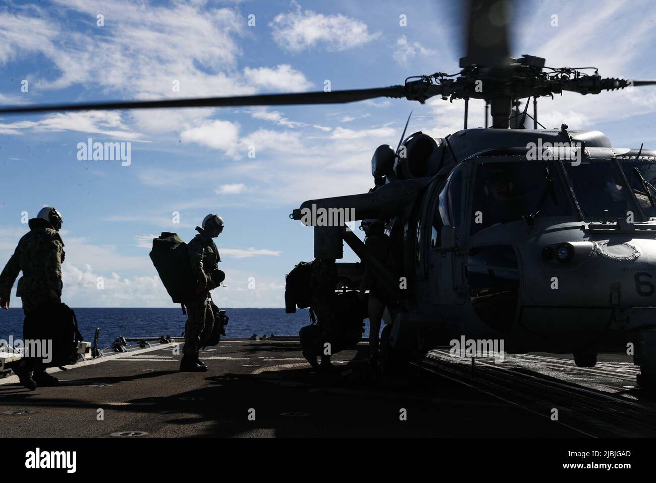 I marinai DELLE FILIPPINE (3 giugno 2022) si imbarcarono su un elicottero MH-60s Sea Hawk, assegnato ai "Chargers" della squadra di combattimento del Mare di elicottero (HSC) 14, prima del decollo dall'incrociatore missile guidato di classe Ticonderoga USS Mobile Bay (CG 53). Abraham Lincoln Strike Group è in fase di implementazione pianificata nell'area delle operazioni della flotta USA 7th per migliorare l'interoperabilità attraverso alleanze e partnership, fungendo da forza di risposta pronta a supportare una regione indopacifica libera e aperta. (STATI UNITI Foto Navy di Mass Communication Specialist 3rd Classe Alonzo Martin-Frazier) Foto Stock