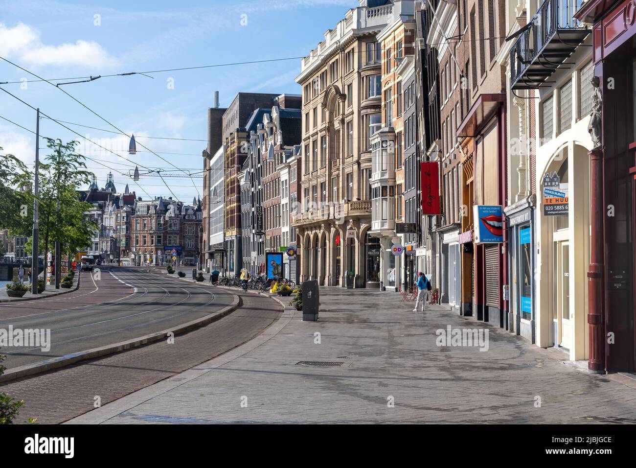 Amsterdam, Paesi Bassi 21 maggio 2022. Strada ed edifici nel centro della città, gente e bicicletta. Architettura tradizionale paesaggio urbano nella capitale olandese, Foto Stock