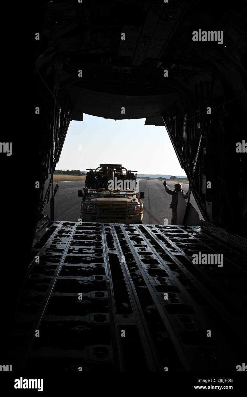 Un Loadmaster dell'Aeronautica militare degli Stati Uniti ha assegnato alla 352d Special Operations Wing segnali ai membri dell'Armée de l'Air et de l'Espace (Air and Space Force francese) per l'addestramento all'infiltrazione/esfiltrazione su una US Air Force MC-130J Commando II su Cazaux Air base, Francia, 5 maggio 2022. Il SOW 352 supportato esercizio Athena, un'esercitazione congiunta e combinata delle forze operative speciali a guida francese che convalida l'intero spettro di componenti integrati e capacità dei partner.la formazione con i nostri alleati e partner congiunti e combinati aumenta la nostra letalità e migliora l'interoperabilità, permettendo alle nostre forze di fare Foto Stock