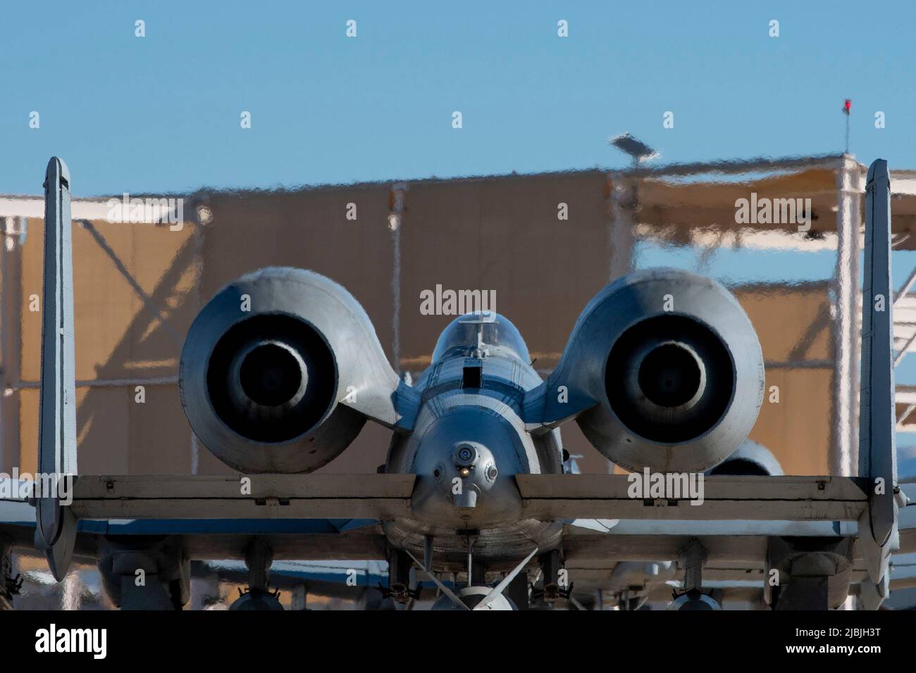 Un pilota della U.S. Air Force A-10 Thunderbolt II assegnato ai 354th Fighter Squadron taxi sulla linea di volo dopo aver eseguito una passeggiata Elephant a Davis-Monthan Air Force base, Arizona, 9 febbraio 2022. Elephant Walks sono esercizi di preparazione in cui gli aerei taxi in formazione di massa e il lancio in rapida successione per garantire la capacità dell'Air Force di generare rapidamente airpower. (STATI UNITI Air Force foto di staff Sgt. Legato di Kristine) Foto Stock