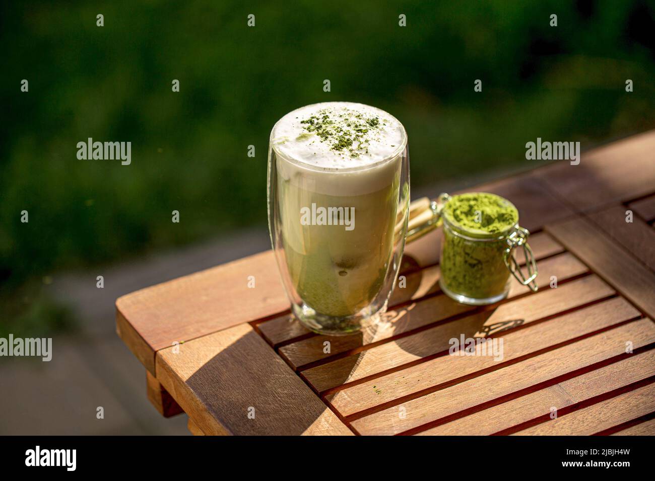 Tazza di latte matcha verde Foto Stock