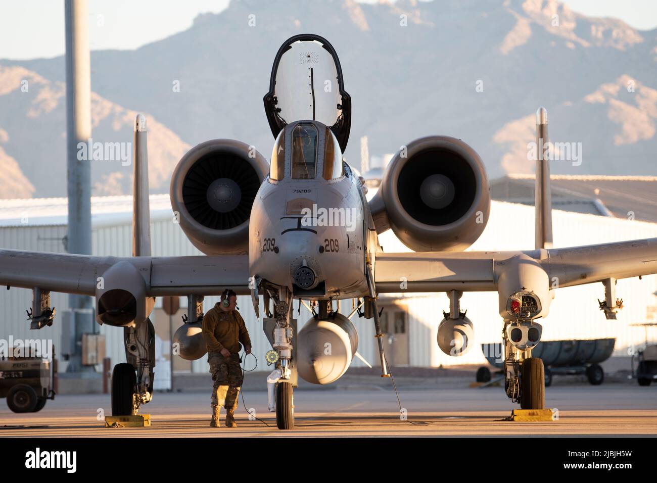 Un Airman degli Stati Uniti assegnato al 355th Aircraft Maintenance Squadron esegue controlli preflight su un A-10 Thunderbolt II alla base dell'aeronautica militare Davis-Monthan, Arizona, 9 febbraio 2022. La 355th Wing mantiene e gestisce A-10 Thunderbolt IIS, HH-60G Pave Hawks e HC-130J Combat King IIS garantendo che i suoi Airmen e aerei siano pronti a volare, combattere e vincere. (STATI UNITI Foto Air Force di Senior Airman Cheyenne A. Morigeau) Foto Stock